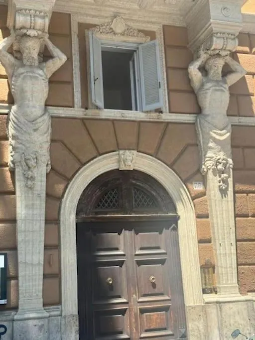 La Suite Di Leon Roma 0*,  Italia